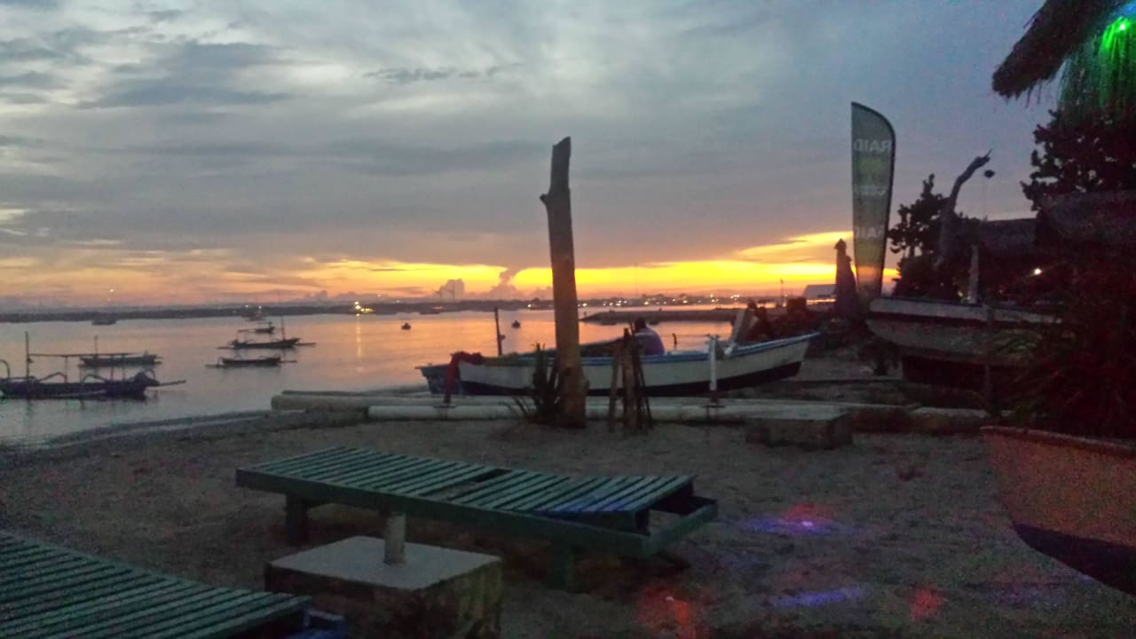 Abends am Strand Hotel Ari Putri