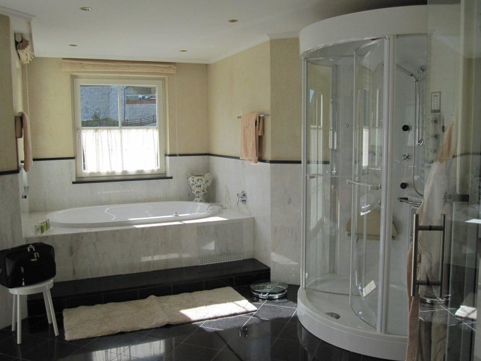 Bad mit Whirlwanne und Dampfdusche Quellenhof Luxury Resort Passeier