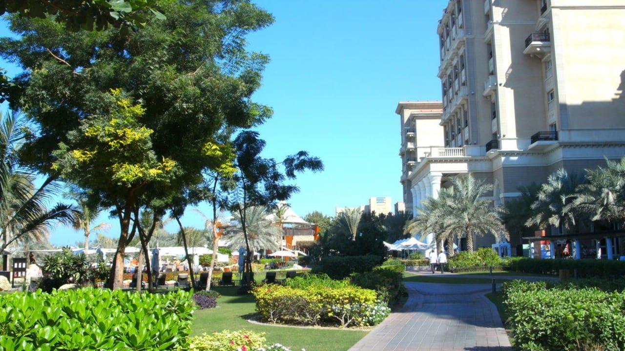 Gartenanlage und Hotel The Westin Dubai Mina Seyahi Beach Resort & Marina