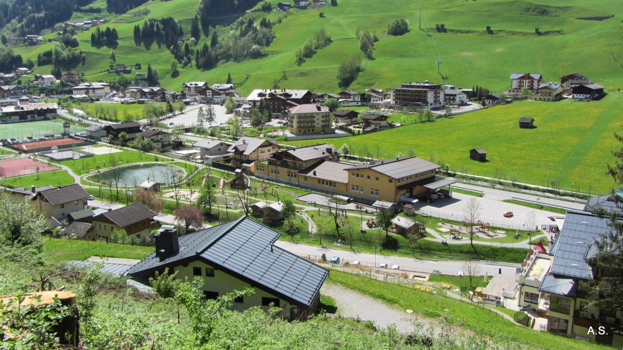 Blick auf Spielplatz Großarl  Kinderhotel Waldhof