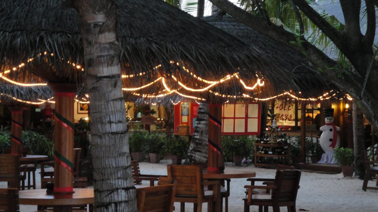 Hauptrestaurant um Weihnachten NH Collection Maldives Reethi Resort