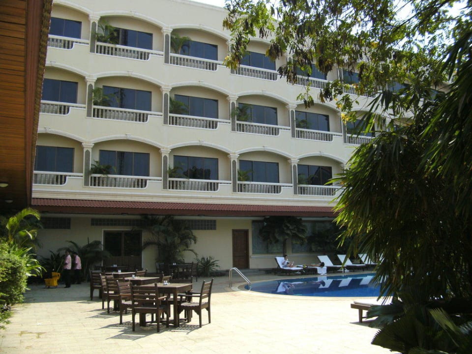 Blick vom Pool auf die Hotelanlage Khemara Angkor Hotel & Spa