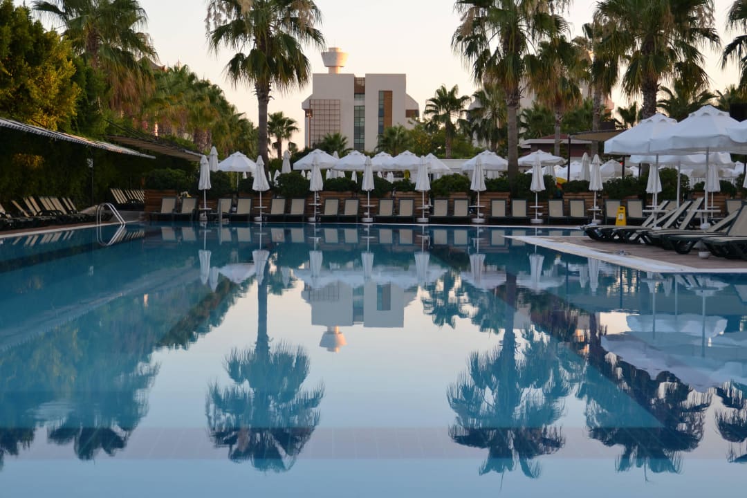 Pool am Abend Hane Family Resort