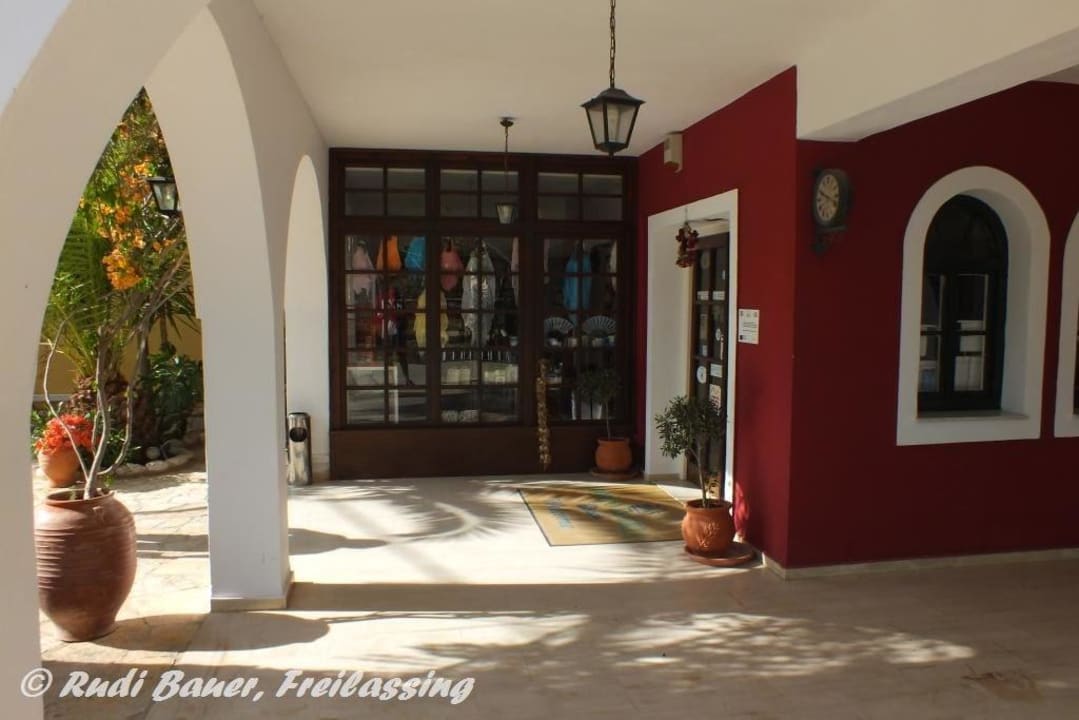 Gepflegeter Eingangsbereich Porto Koukla Beach