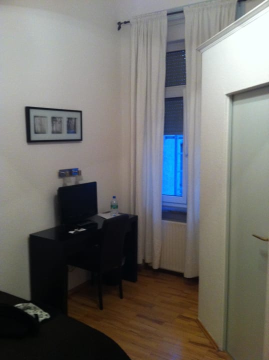 TV Ecke mit Schreibtisch im Einzelzimmer Hotel Aurora