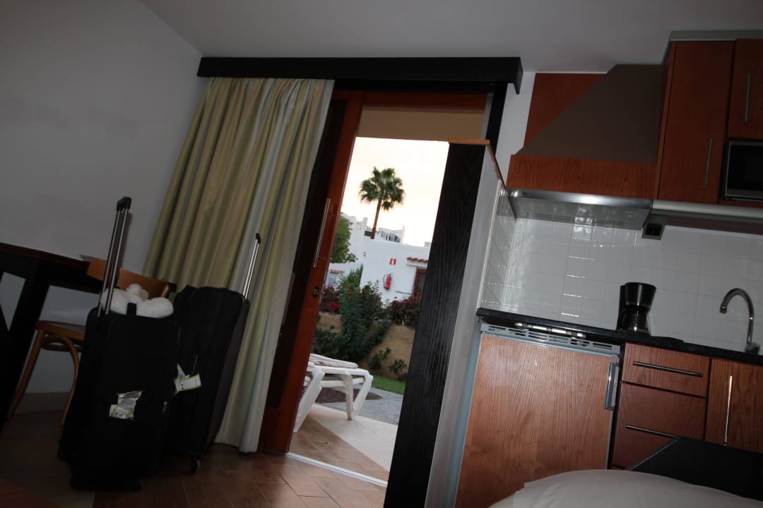 Wohnbereich mit kleiner Küche HL Miraflor Suites Hotel