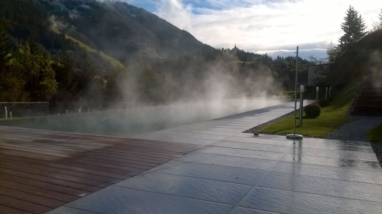 Pool am frühen Morgen Sonklarhof