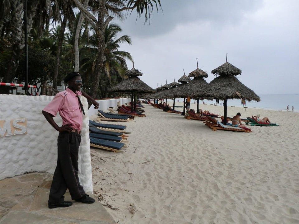 Freundliche Security am Strand Hotel Southern Palms Beach Resort