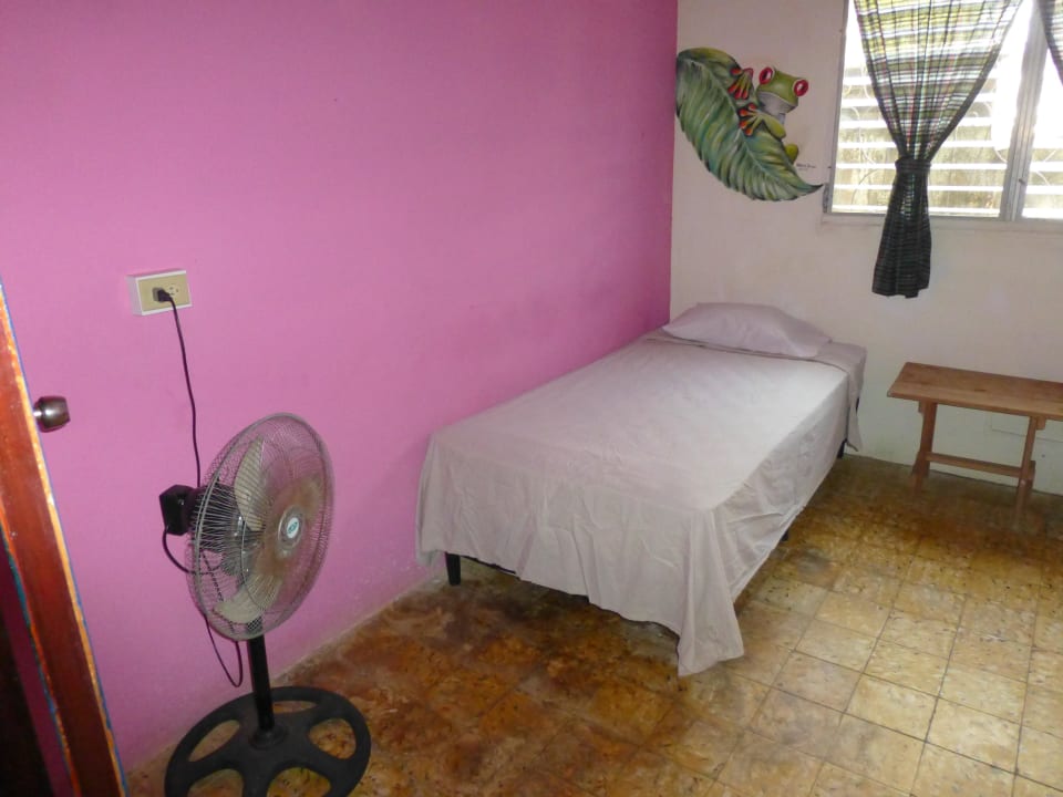 2 Einzelbetten, ein Ventilator Hostel Casa Nostra