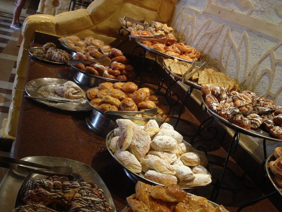 Süßstücke zum Frühstück Pickalbatros Alf Leila Wa Leila Resort - Neverland Hurghada