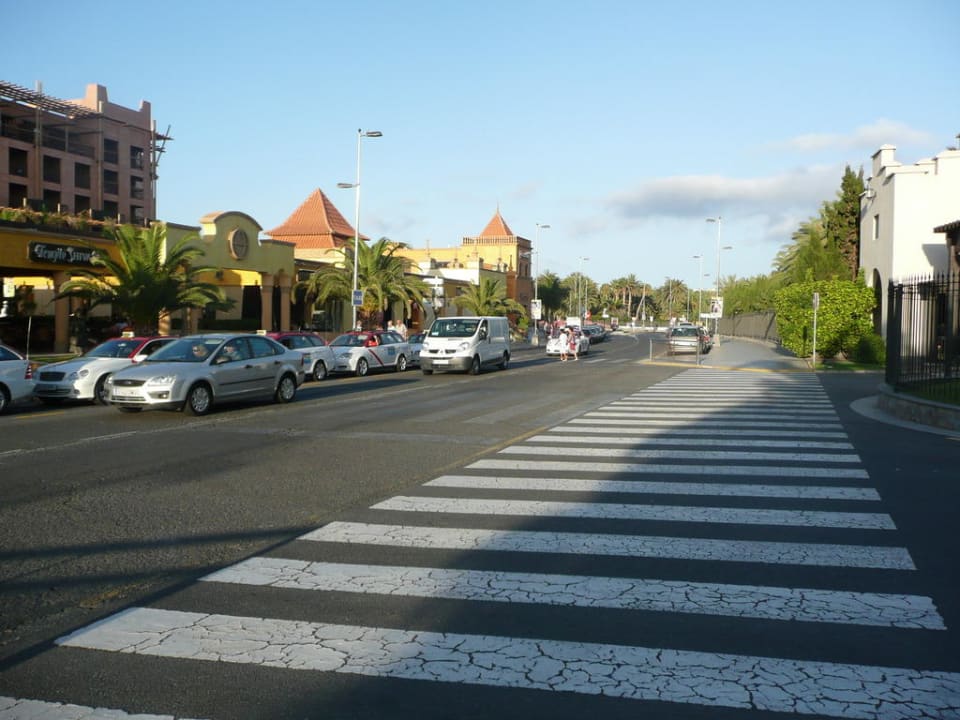 Przed hotelem Lopesan Costa Meloneras, Resort & Spa