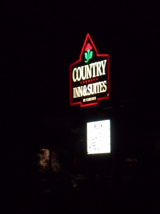 Schild bei Nacht Hotel Country Inn & Suites By Carlson Lewisburg