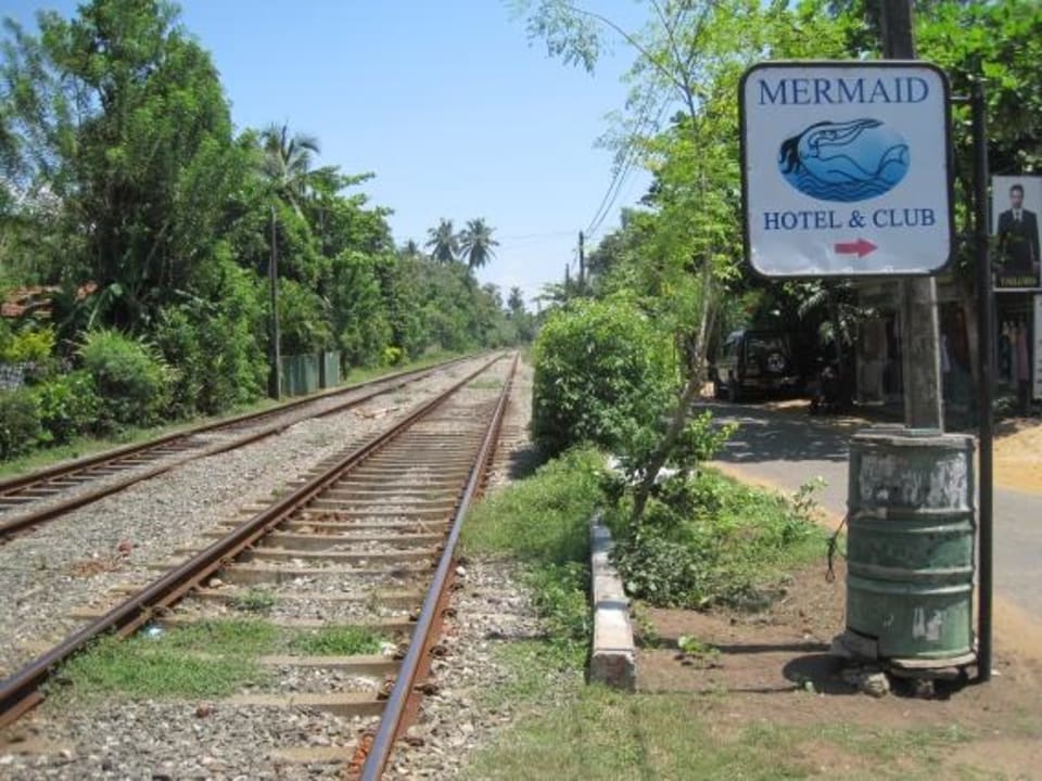 Bahnstrecke gleich am Hotel Mermaid Hotel & Club