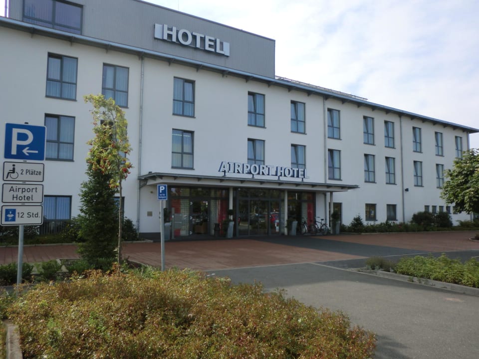 Blick vom Parkplatz Airport Hotel Paderborn
