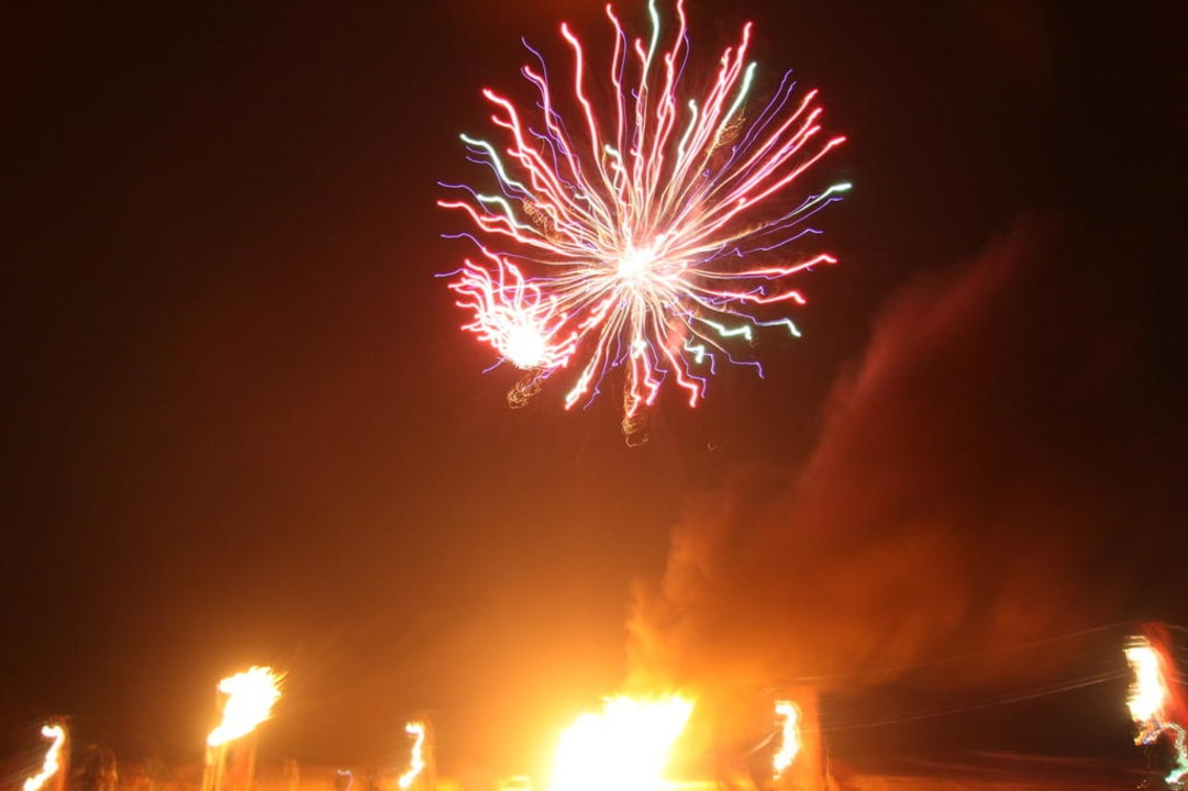 Feuerwerk am Strand Shangri-La's Rasa Ria Resort & Spa