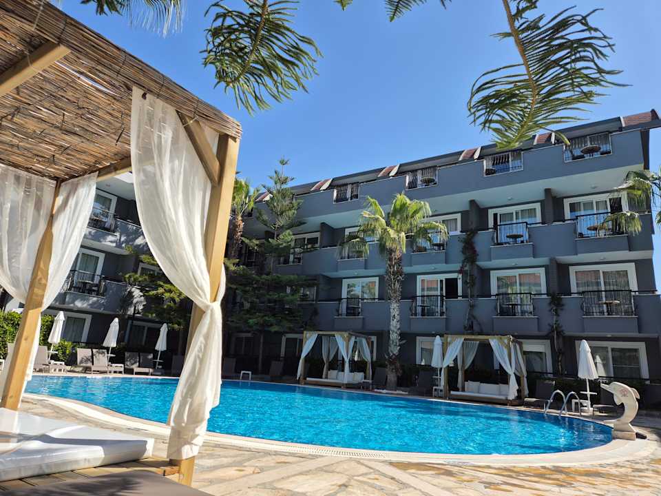 Pool Sun City Apartments