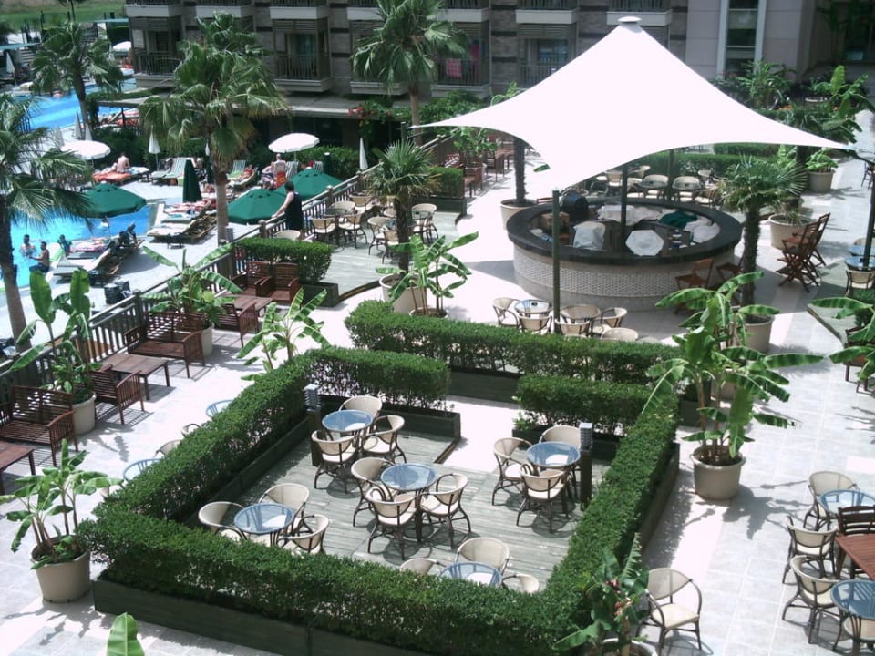 Blick auf die Terrassenbar vom Balkon Can Garden Resort