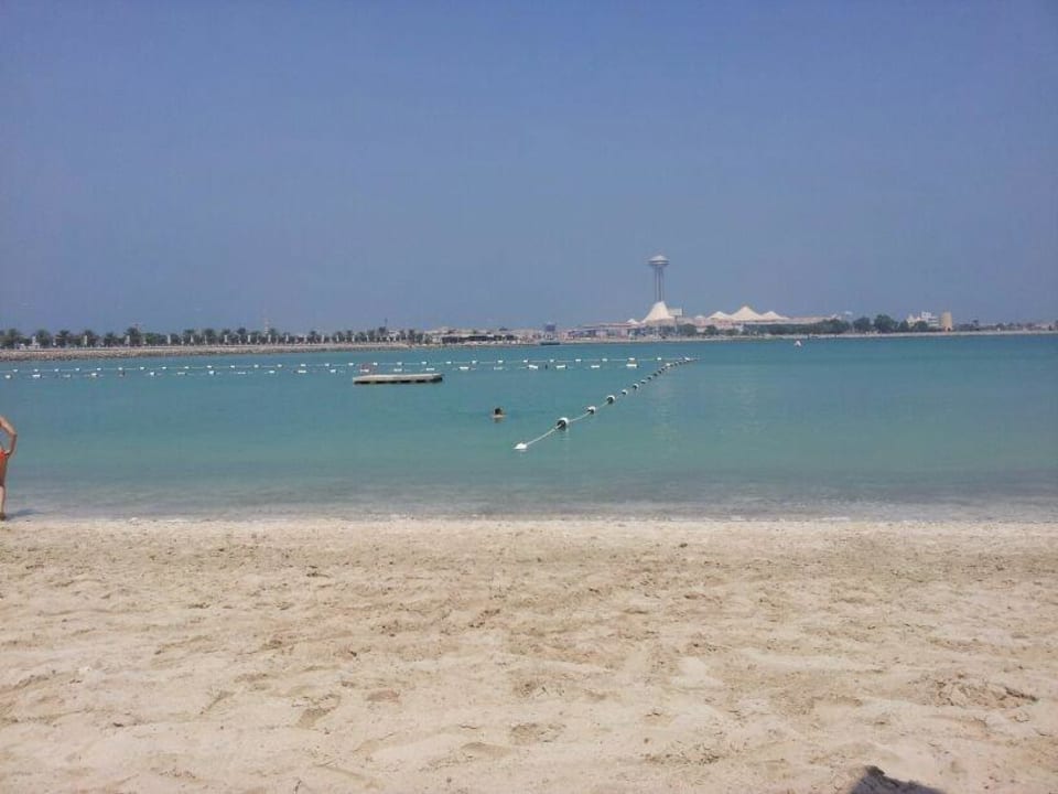 Blick vom Strand Radisson Blu Hotel & Resort Abu Dhabi Corniche