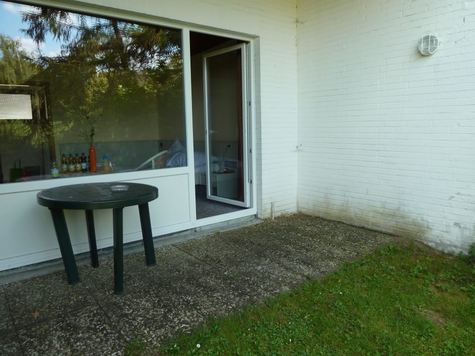 Terrasse, der Tisch ist bemerkenswert  Motel Ostsee Lodge