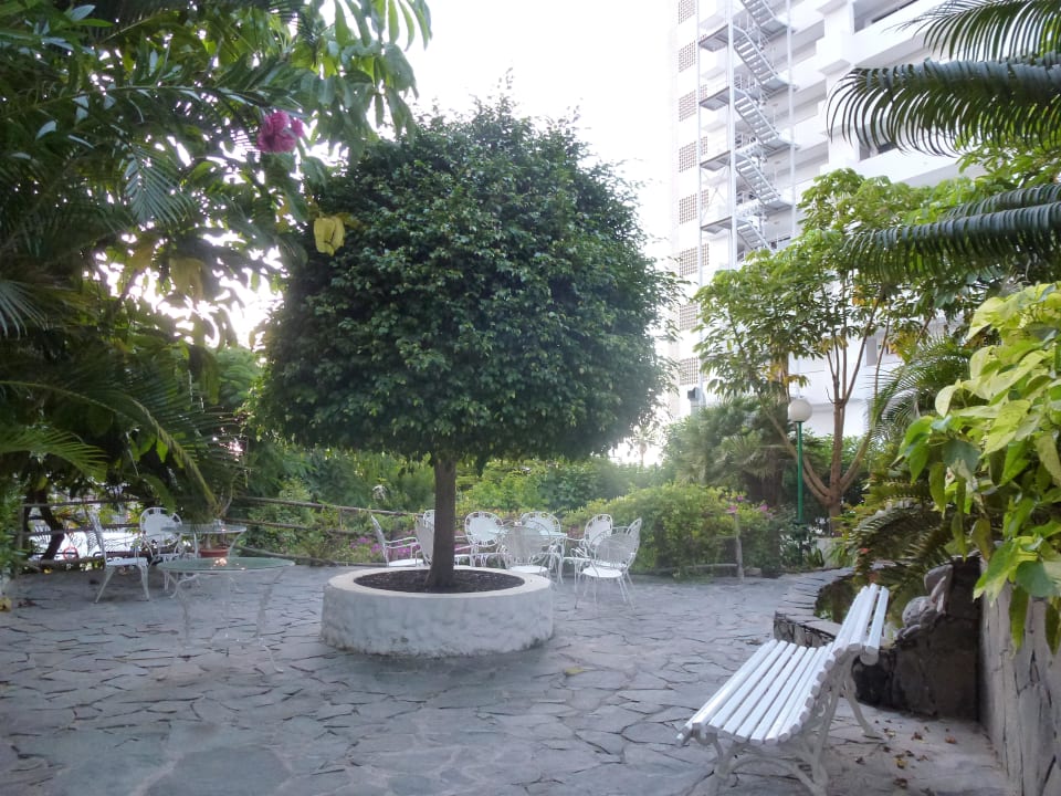 Auch hier laden Plätze zum Sitzen ein allsun Hotel Lucana