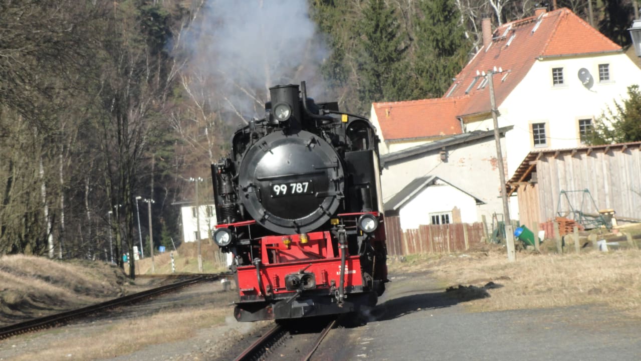 Einfahrt der Schmalspurbahn Hotel garni Am Berg Oybin