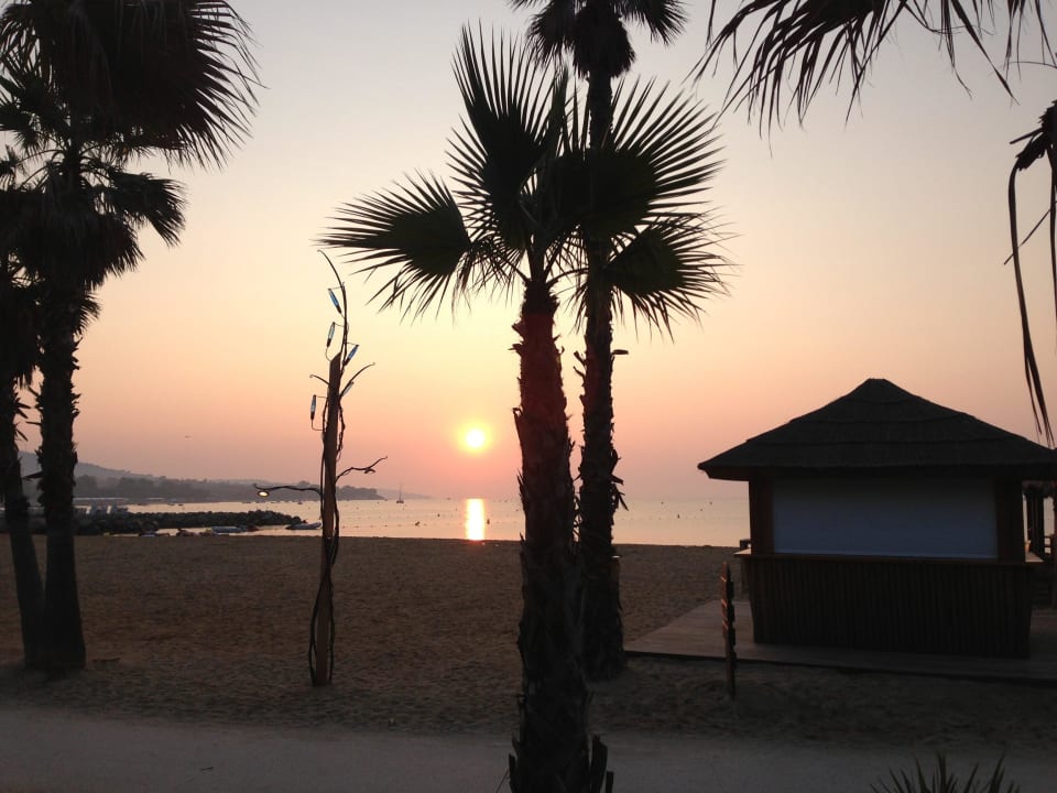 Sonnenaufgang am Strand Les Prairies de la Mer