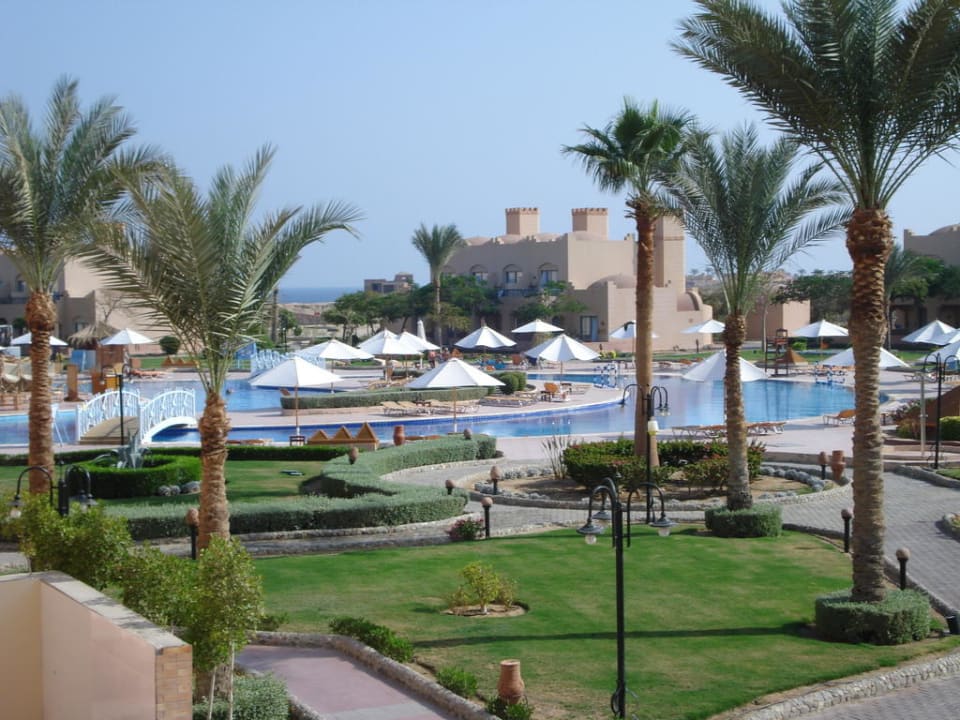 Blick auf die schön angelegte Gartenanlage Sentido Akassia Beach