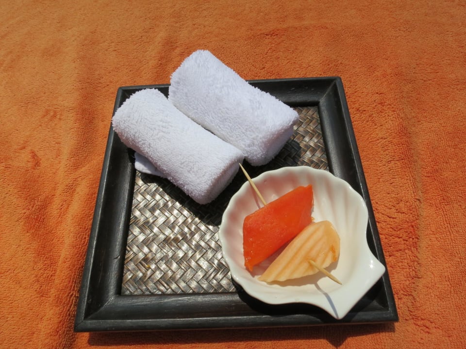 Mittags gabs kalte Tücher und Obst Bo Phut Resort & Spa