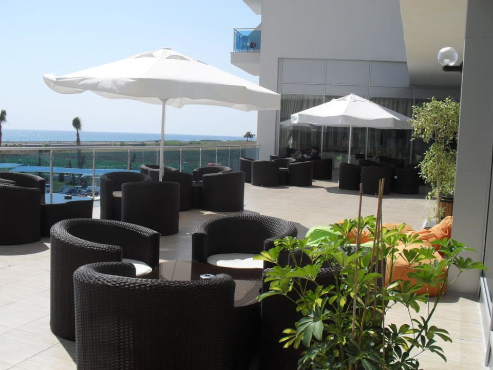 Außenterrasse der Bar mit Blick auf den Pool Cenger Beach Resort & Spa