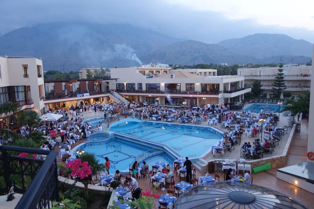 Pool Vantaris Palace