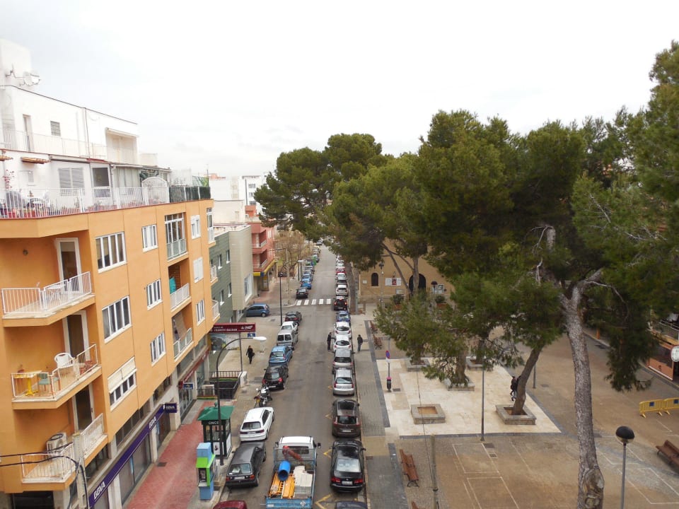 Blick vom Balkon des Doppelzimmers zum Kirchplatz Hotel Balear