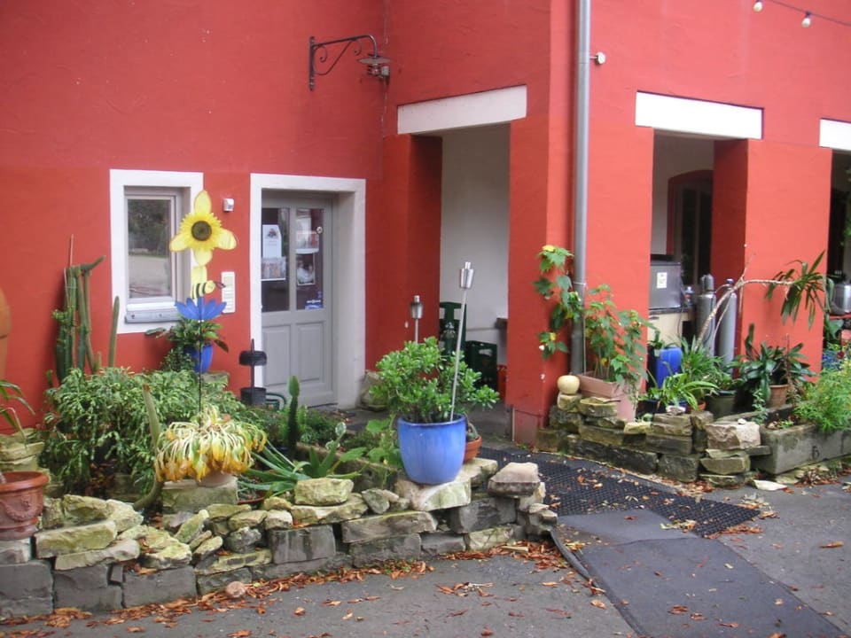 Farbig und fröhlich Hotel Adler / Gasthof Zum verkauften Großvater