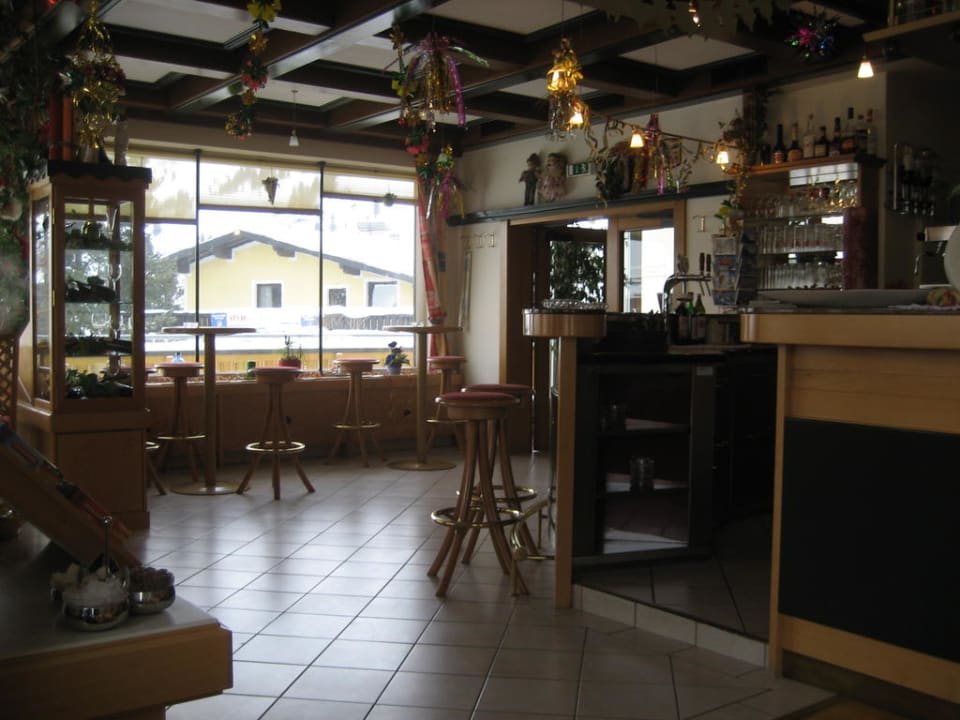 Blick vom Tisch zum Eingangsbereich Hotel Mosermandl