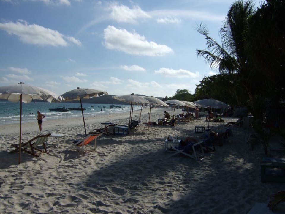 Der Traumstrand in Abenddämmerung Sai Kaew Beach Resort