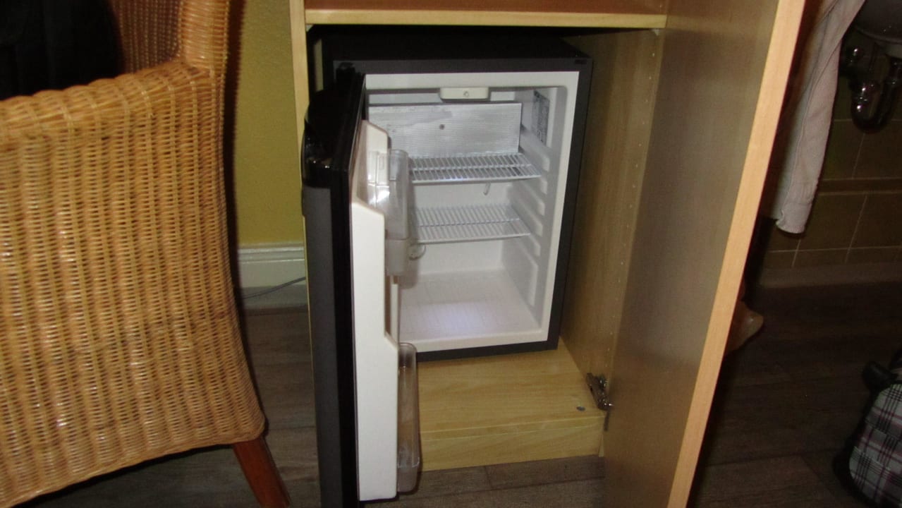 Positiv: ein kleiner Kühlschrank im Zimmer! Hotel Kieler Hof