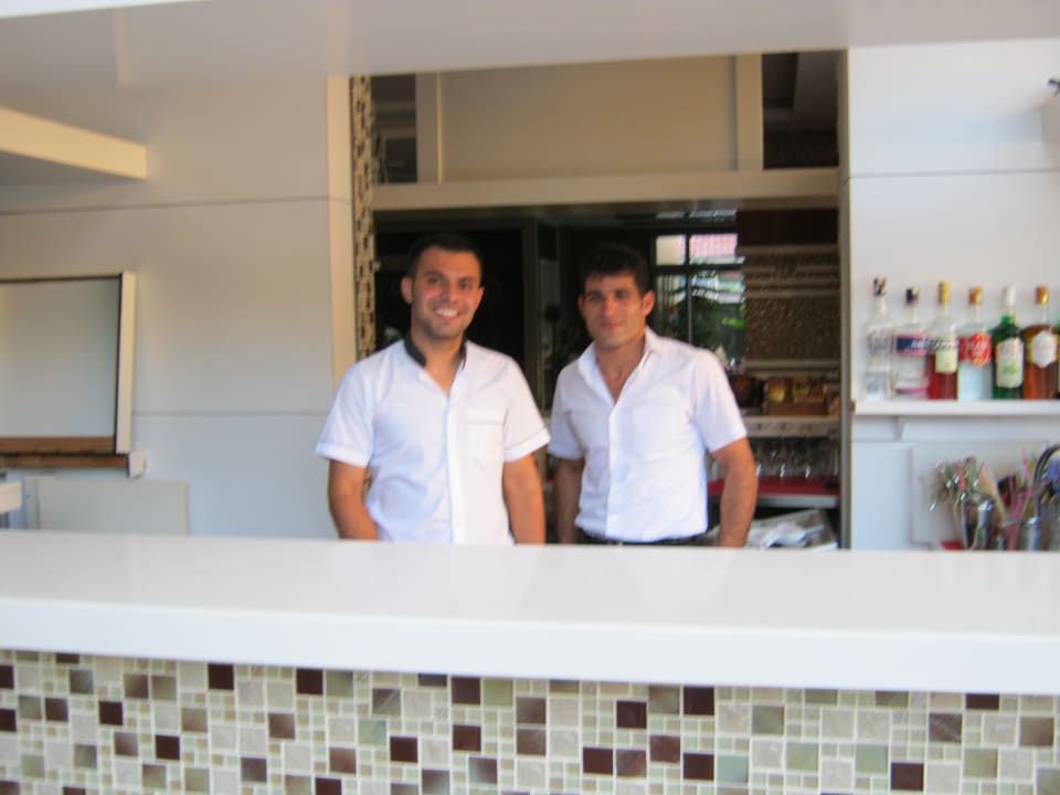Unsere zwei von 4 netten Kellnern  Hatipoglu Beach Hotel
