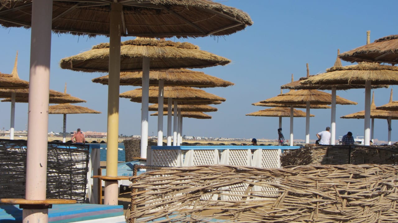 Mit Windschutz Pickalbatros Alf Leila Wa Leila Resort - Neverland Hurghada