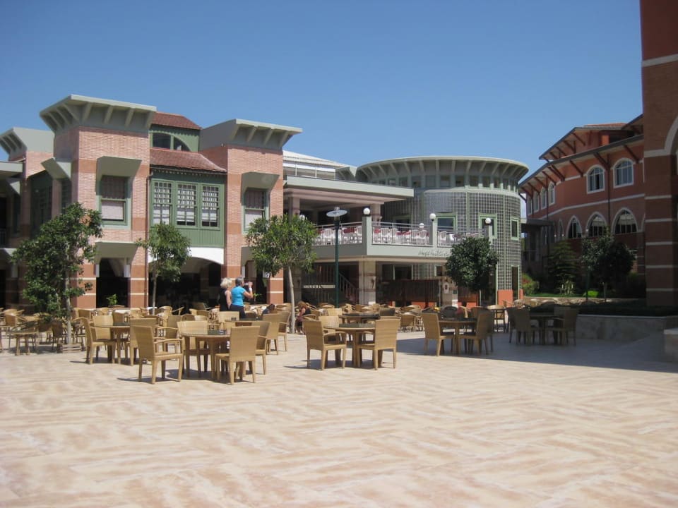 Hauptplatz vor Restaurant Megasaray Club Belek