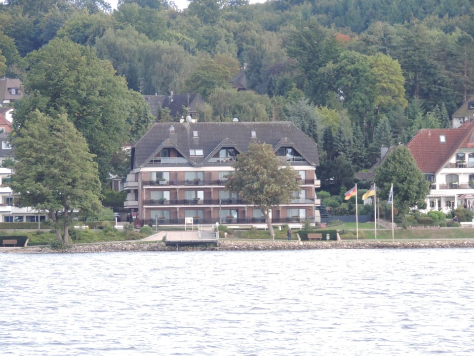 Vom Dieksee aus gesehen Seehotel Diekseepark