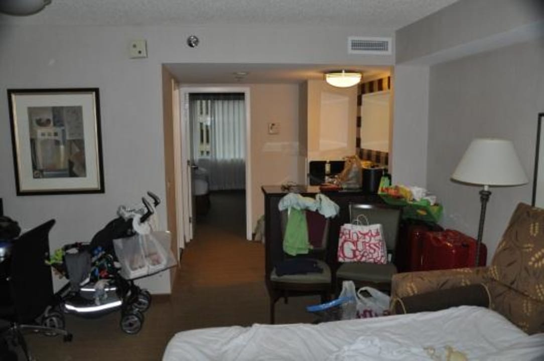 Suite von der Eingangstür fotografiert Hotel Embassy Suites at the Chevy Chase Pavilion