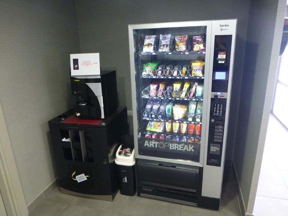 Snackautomat in der Lobby Nemea Appart'hotel Toulouse Constellation