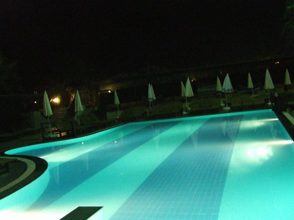 Hauptpool bei Nacht Can Garden Resort