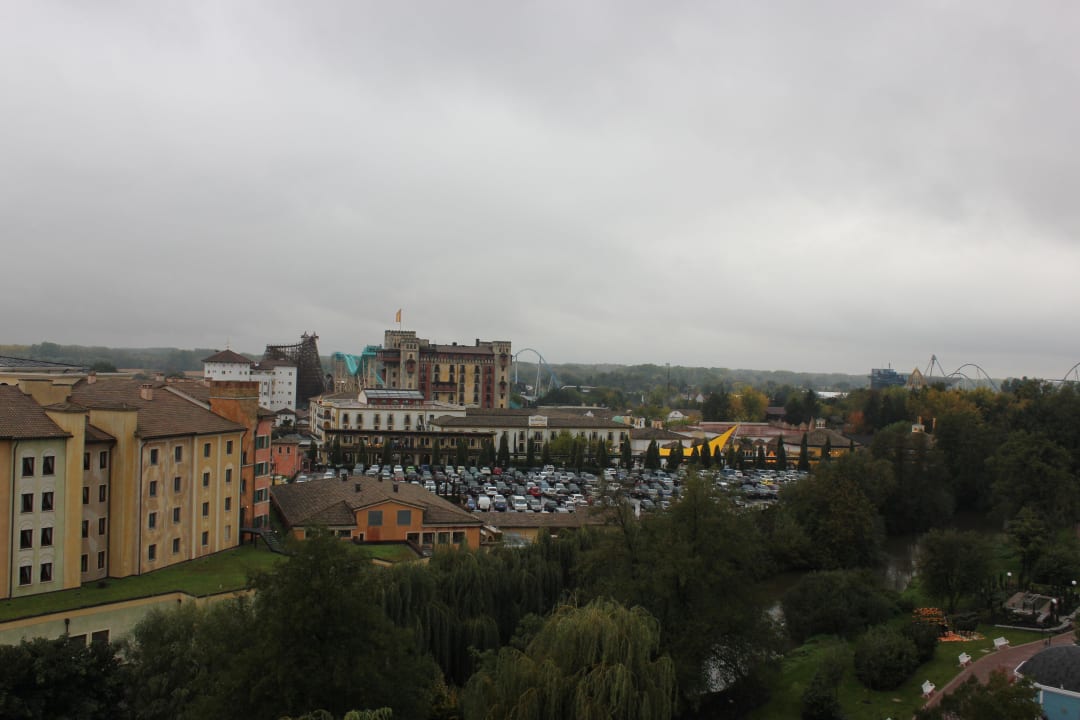 Im Hintergrund das Hotel Santa Isabell und Alcazar Hotel Bell Rock Europa-Park