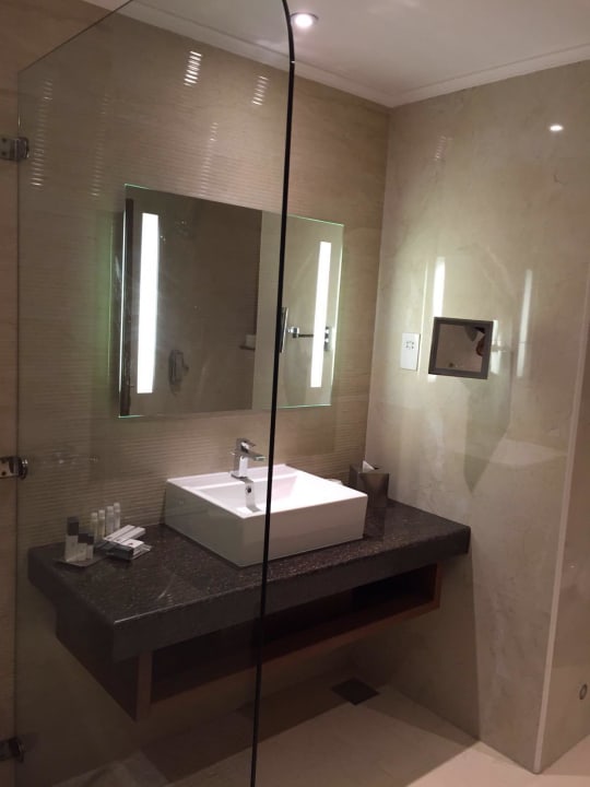 Bad in der Villa DoubleTree by Hilton Resort & Spa Marjan Island