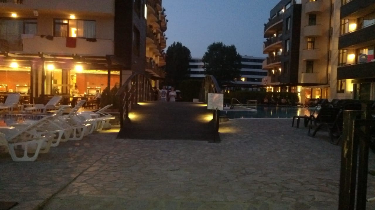 Vm Eingang aus geht man über eine Brücke über den  Hotel Lion Sunny Beach