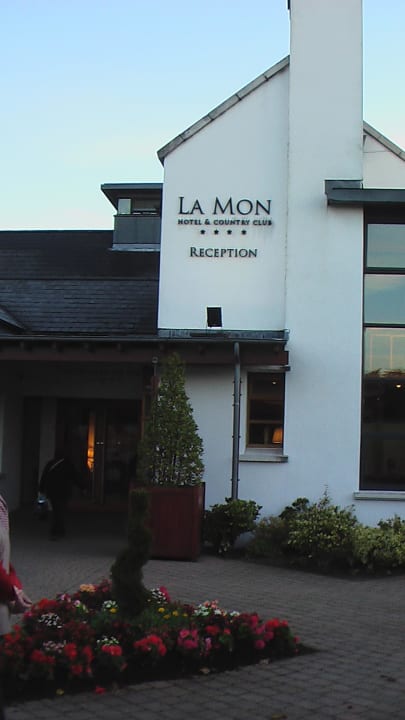Eingang zum Hotel La Mon Hotel & Country Club