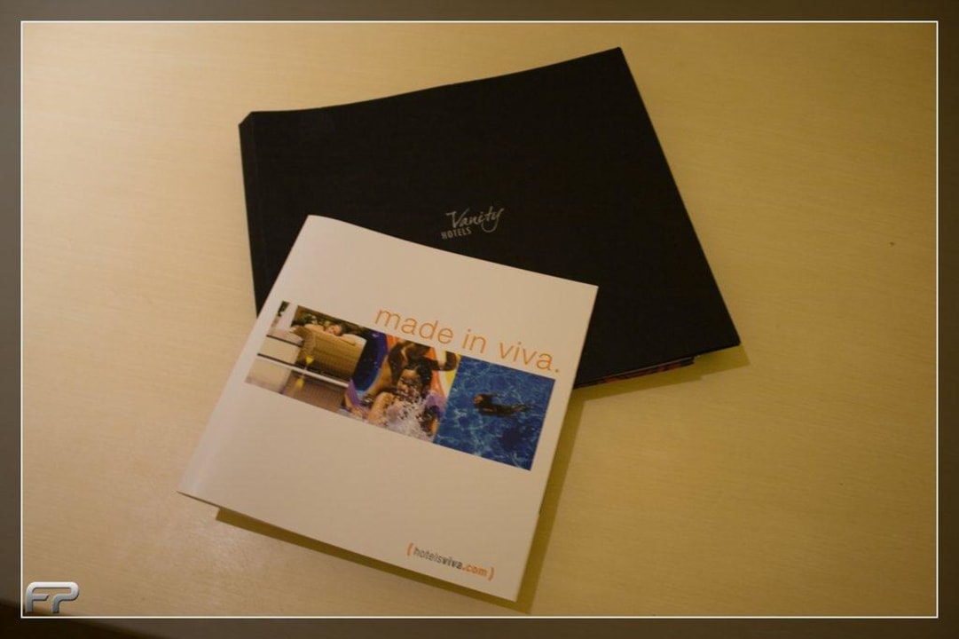 Hotelbroschüren auf dem Zimmer VIVA Cala Mesquida Suites & Spa 16+