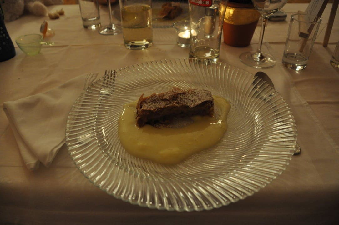 Apfelstrudel mit Vanilles. Vulkanlandhotel Legenstein