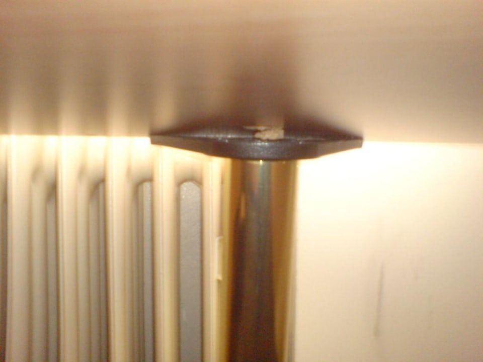 Abgebrochene Tischbeine Smart Stay Hotel Schweiz