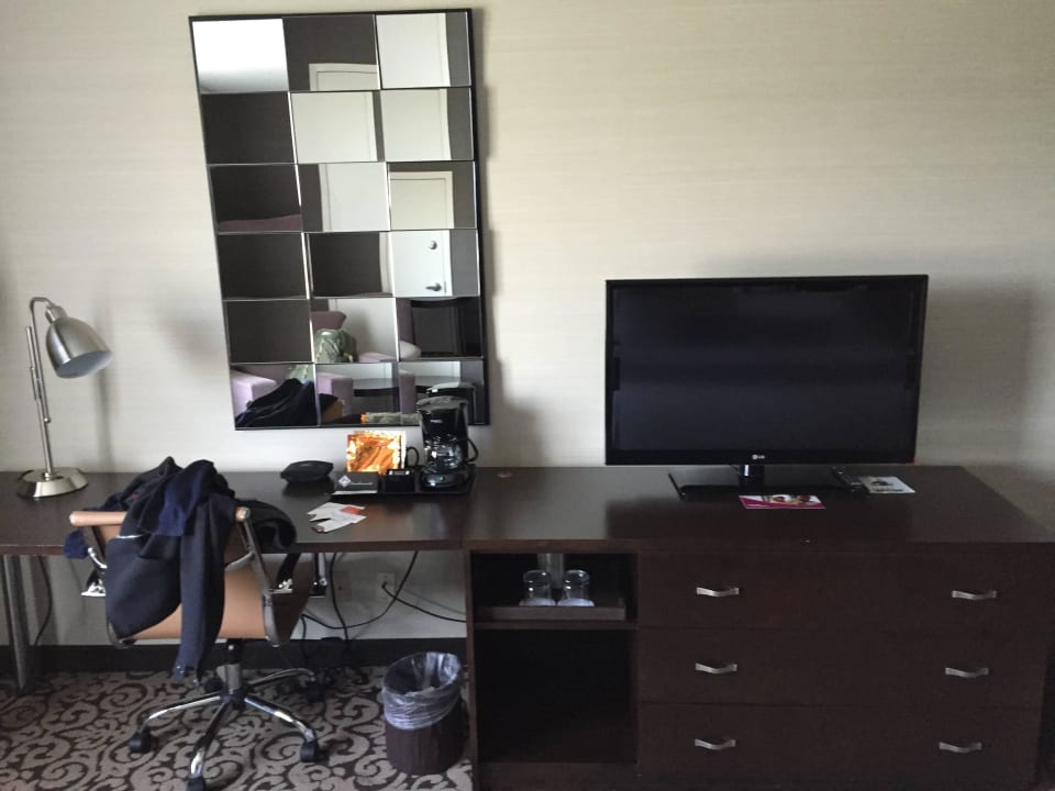 TV & Schreibtisch Crowne Plaza Hotel Danbury